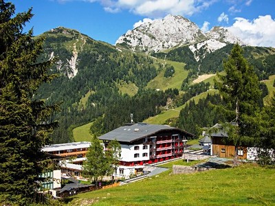 Golf v Alpách Zdarma wellness hotel Sonnenalpe s bazénem a...