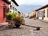 Guatemala - typická ulička, Antigua (Dreamstime)