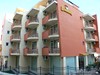 boční pohled na hotel balkóny