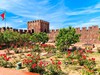 Algarve_Silves_Maursky_hrad_zahrada_ruzi.jpg