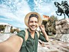 Albánie-Eurovíkend-tradice-i-moře-turista na Skanderbegově náměstí v Tiraně
