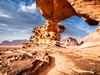 Jordánsko - Přírodní skalní oblouk, Vádí Ram (Dreamstime)