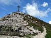 Panoramatická turistika kolem horského jezera