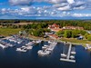 Marina na jezeře Sztynorkie v oblasti Mazurských jezer