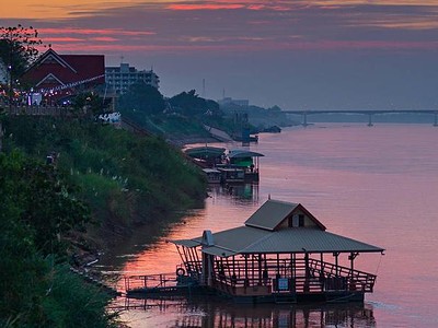 Po obou stranách Mekongu