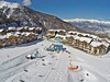 pohled na rezidenci Les Hauts de Préclaux s venkovním bazénem a rezidenci Le Parc des Airelles