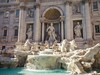 Rim_Fontana_di_Trevi_na_Via_del_Corso_Radynacestu_Pavel_Spurek.jpg