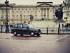 Londyn_cerny_taxik_Buckinghamsky_palac_Radynacestu_foto_Pavel_Spurek.jpg