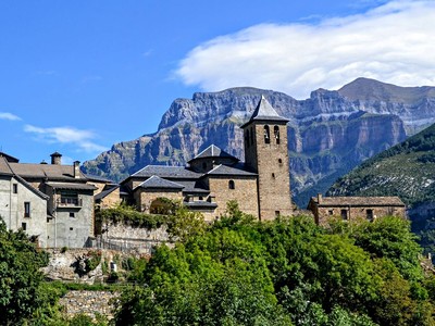 Pyreneje - pohodová turistika (letecky)