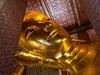 Thajsko_Bangkok_Wat_Pho_zlata_socha_leziciho_Buddhy_Radynacestu_foto_Pavel_Spurek.jpg