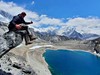 Sedlo Kongma La Pass s výhledem na Makalu v mracích Nuptse a Lhotse