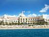 Pohled z moře na jednu z budov hotelu