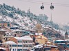 Pohled na lanovku v Tbilisi nad zasněženými střechami Starého Města