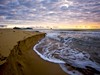 Austrálie - Východ slunce na pláži u Cairns (Dreamstime)