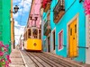Portugalsko-Lisabon-Yellow tram-Bica Elevator going down the hill of Chiado