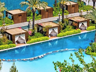 Vogue Hotel Supreme