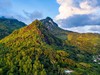 Letecký pohled na národní park Morne Seychellois při západu slunce