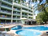 Pohled na hotel a bazén