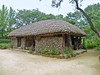 Yongin, Korean Folk Village - dům z ostrova Jeju