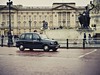 Londyn_cerny_taxik_Buckinghamsky_palac_Radynacestu_foto_Pavel_Spurek.jpg